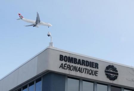 En la imagen, un avión vuela sobre una planta de Bombardier en Montreal
