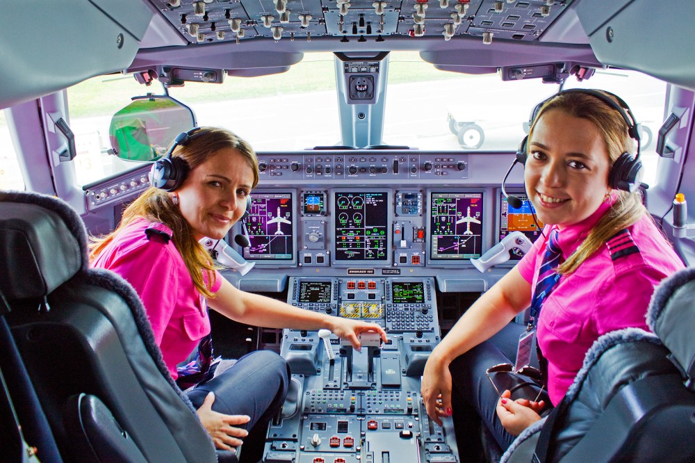 Resultado de imagen para Azul tripulação 100% feminina