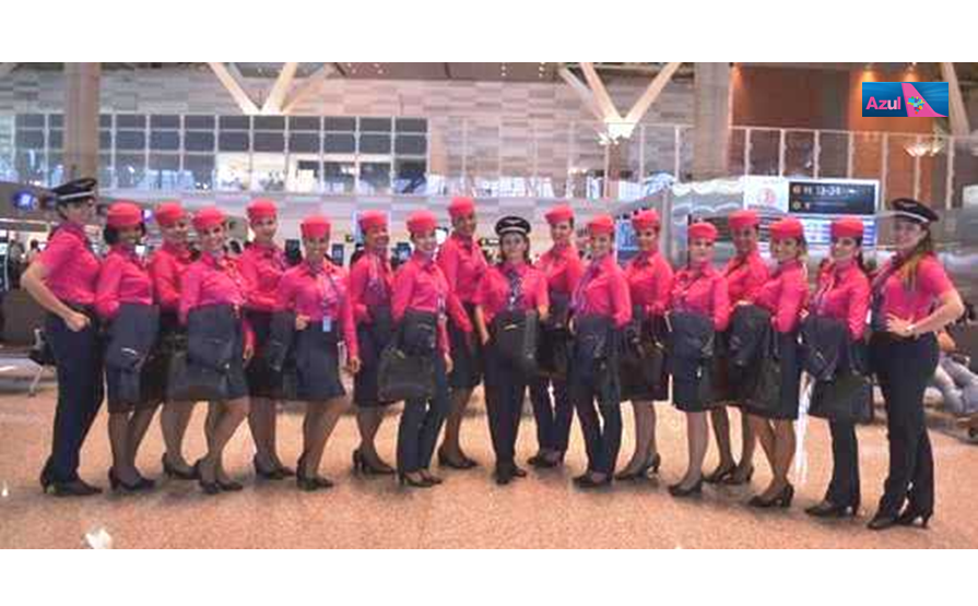 azul-100-female-flight