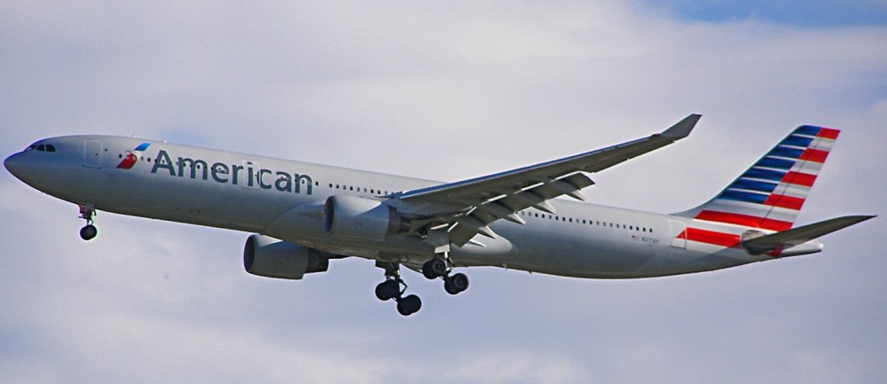 Airbus_A330-300_N271AY_de_American_Airlines