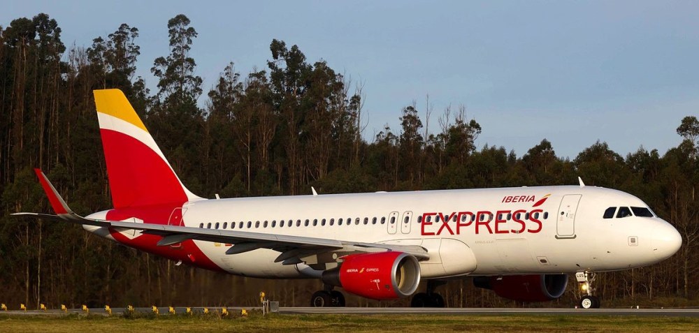 EC-LUS_A320_Iberia_Express_SCQ