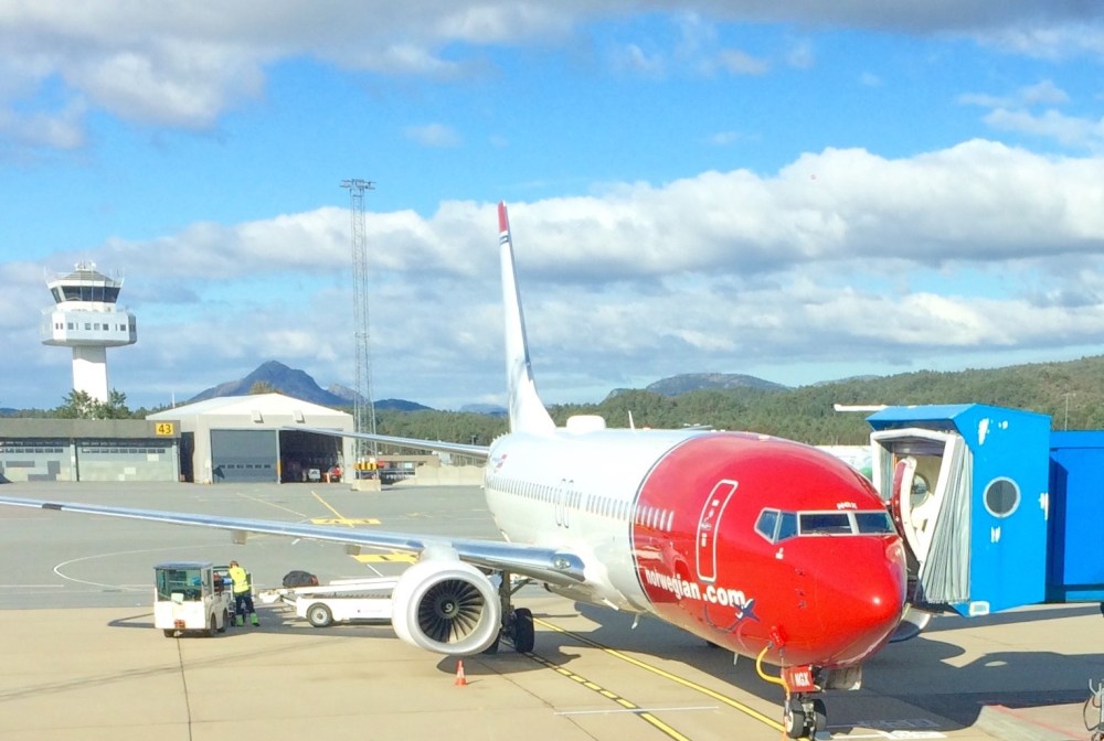 Bergen_Airport,_Flesland,_Norway_Norwegian_Air_Shuttle_jet_bridge_baggage_2015-09-21