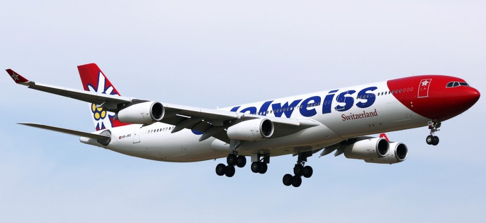 Edelweiss_Air_Airbus_A340-300_on_finals_at_Zurich.jpg