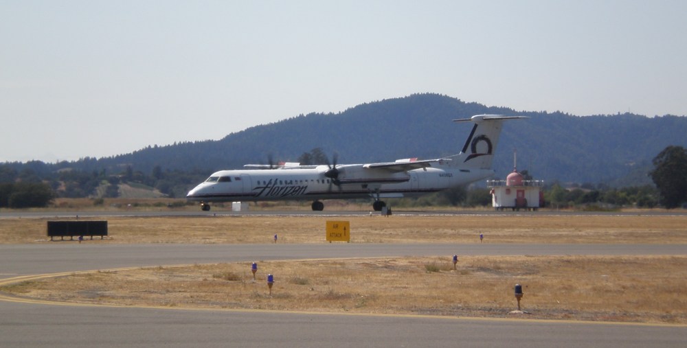 Horizon_Air_Bombardier_Q400_taxiing_at_Charles_M._Schulz_-_Sonoma_County_Airport_8-17-08_1 - copia.JPG