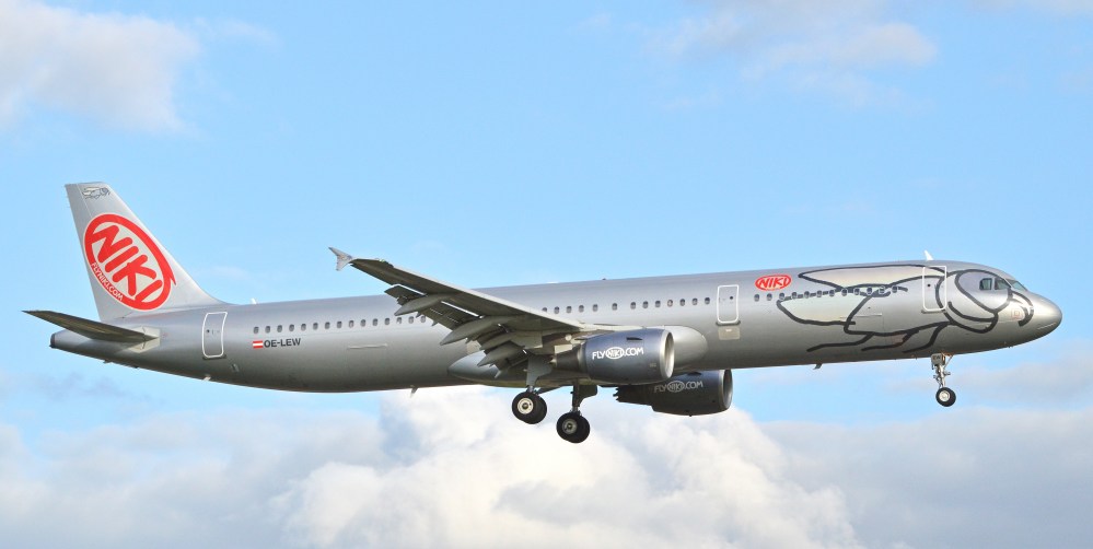 Airbus_A321-211_'OE-LEW'_flyNiki_(14335655108).jpg