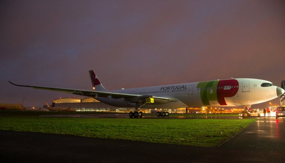 A330neo-TAP-Air-Portugal-MSN1819-rolls-out-of-painthall-002