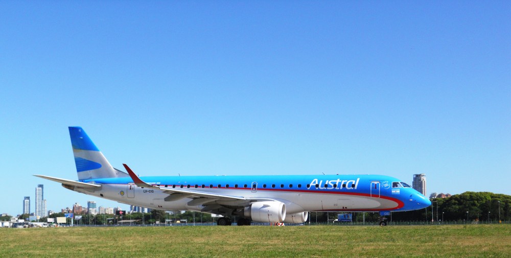 Embraer_190_-_Austral_Lineas_Aereas_(23581904200).jpg