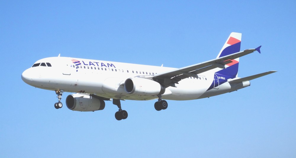 LATAM_A320-233_LV-BSJ_(33907622701).jpg