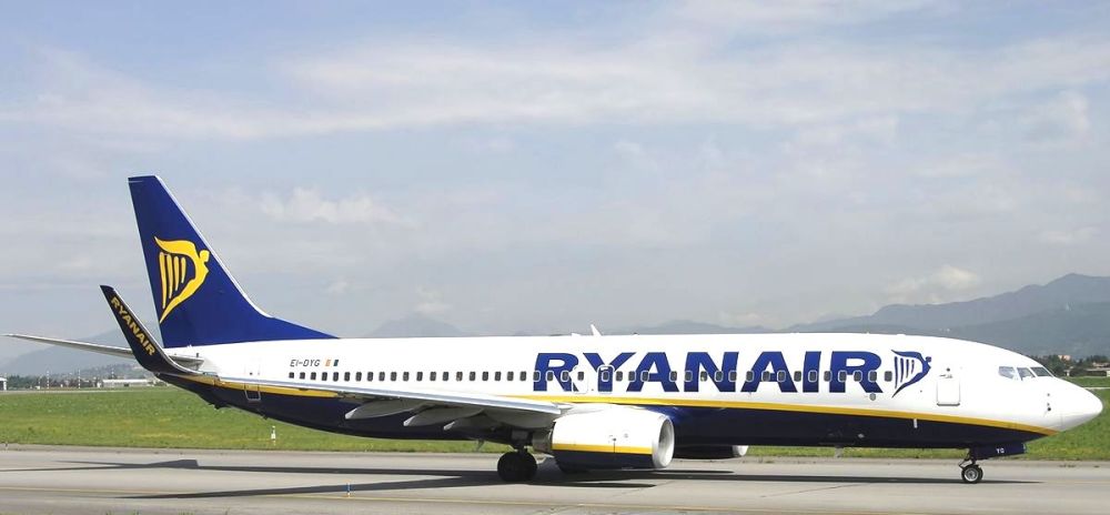 Boeing_737-8AS,_Ryanair_JP6361158.jpg