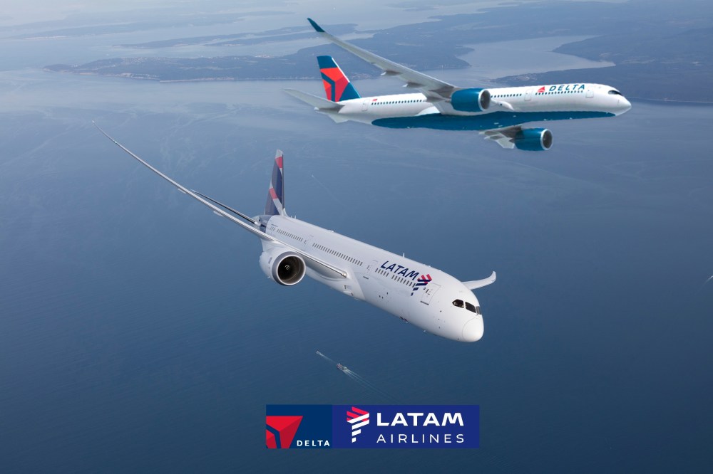 latam_boeing_787_dreamliner_-_volando_1.jpg