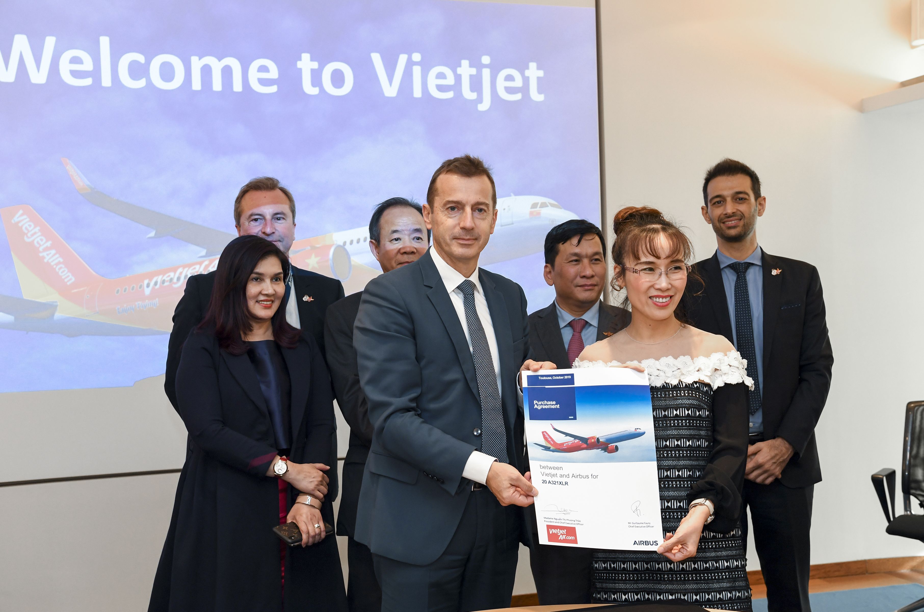 AW-Airbus-VietJet-signature-02.jpg