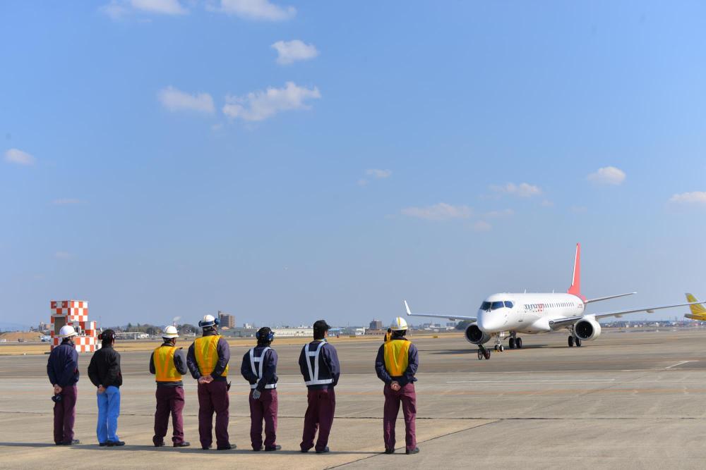 AW-Mitsubishiaircraft_ftv10firstflight_002