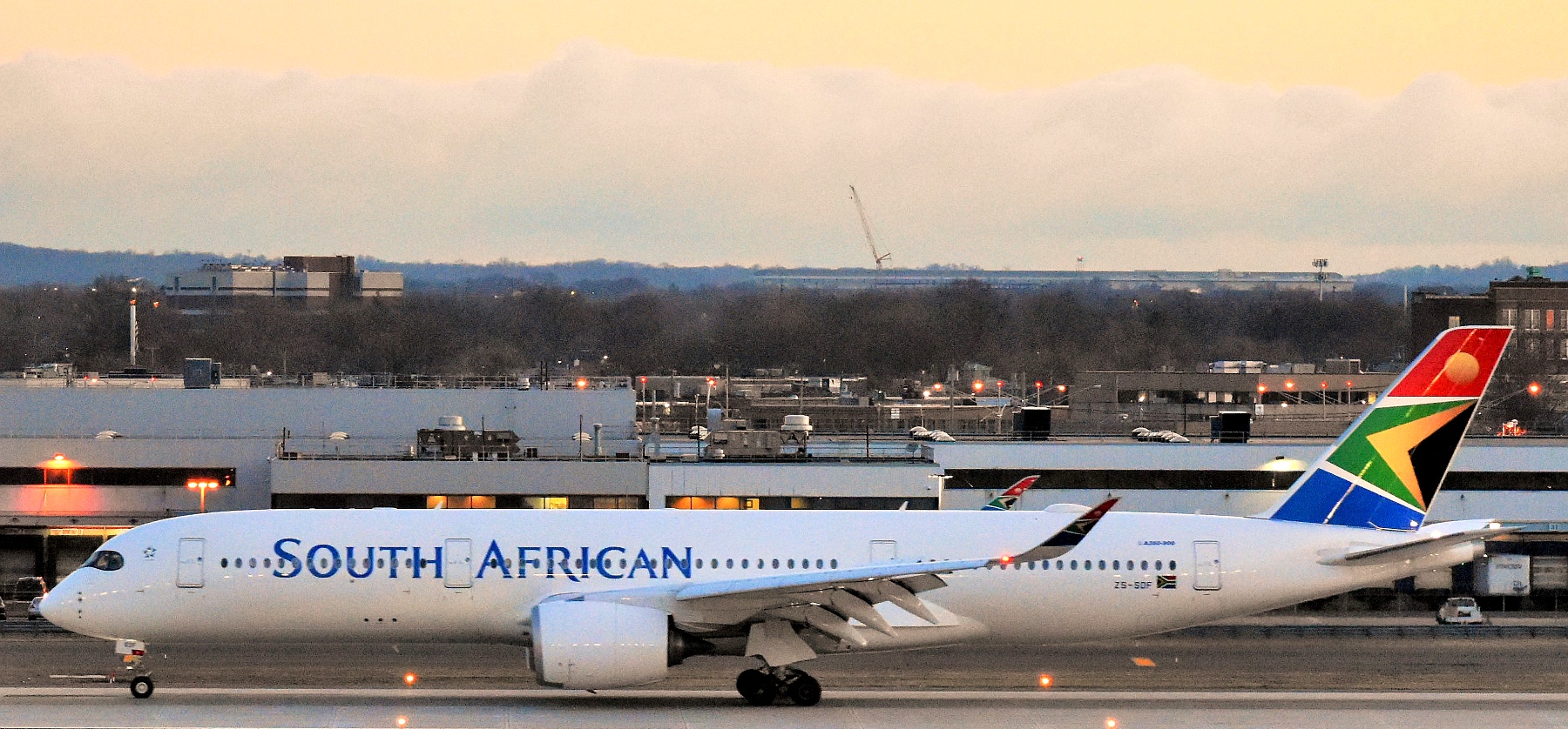 AW-WkWd_South_African_Airways_Airbus_A350-941_ZS-SDF_arriving_at_JFK_Airport