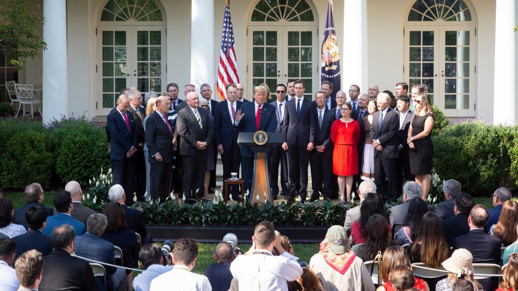 La imagen tiene un atributo ALT vacío; su nombre de archivo es aw-ustr_gov-1.jpg