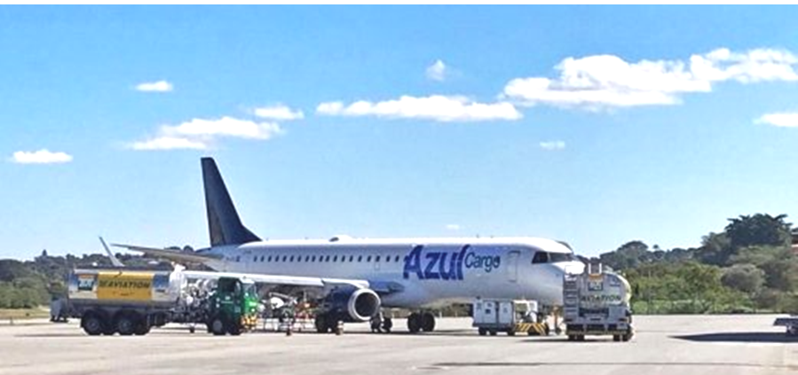 Azul reconfigura 1er E195 cargero |