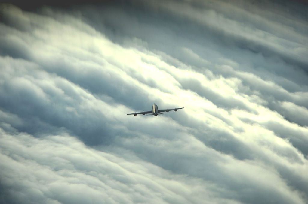 La imagen tiene un atributo ALT vacío; su nombre de archivo es aw.airplane_in_storm-1.jpg