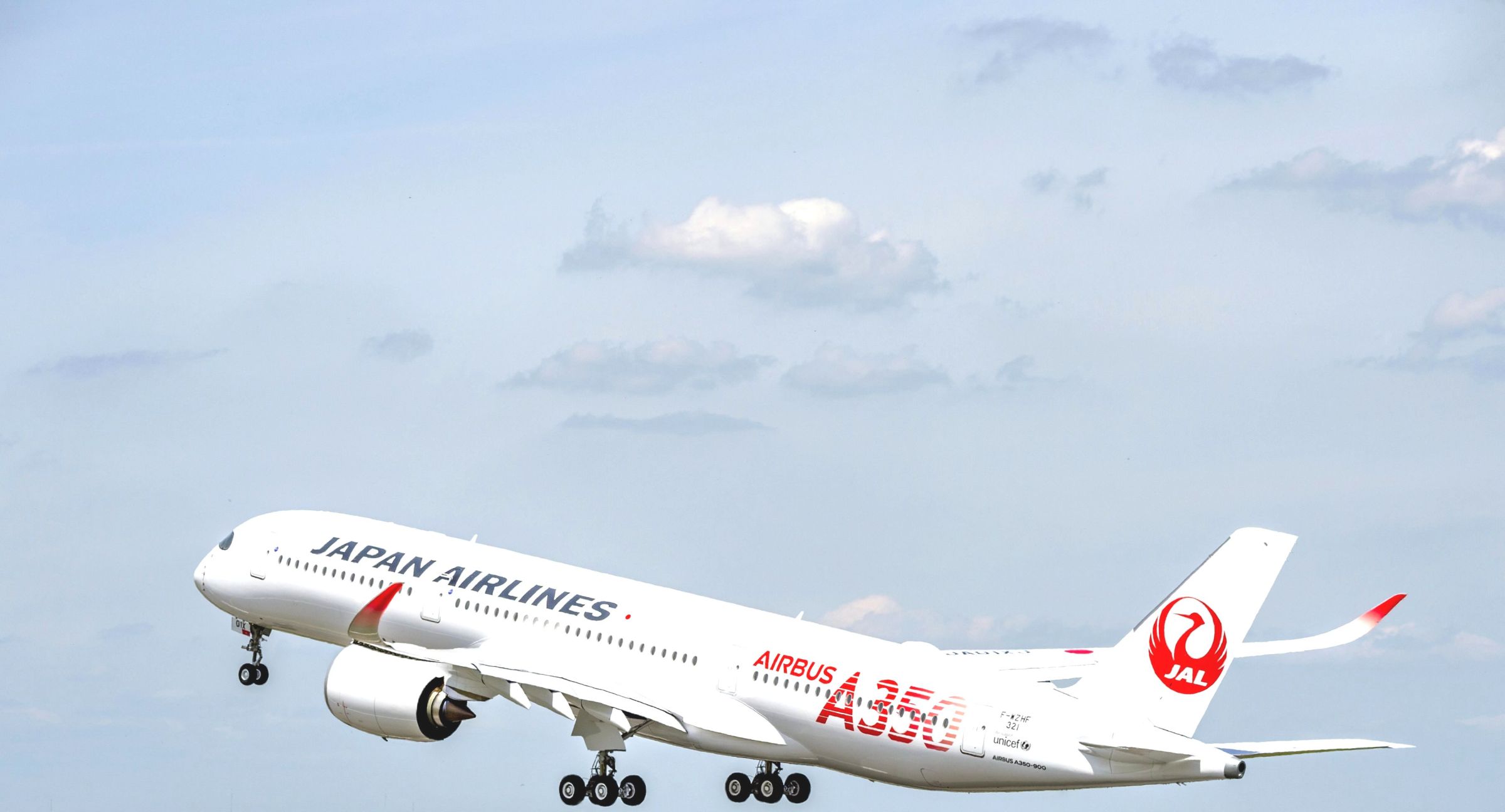 aw-airbus.com_a350-900-japan-airlines-take-off