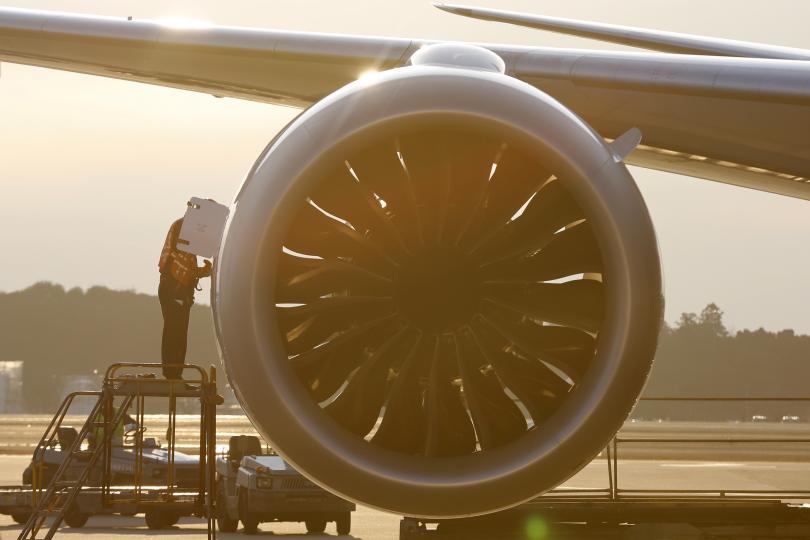 aw-boeing-787-8-engine