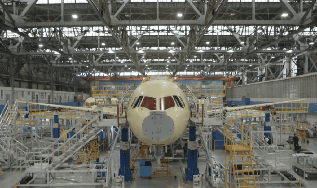 La imagen tiene un atributo ALT vacío; su nombre de archivo es irkut-mc-21-300_002.png