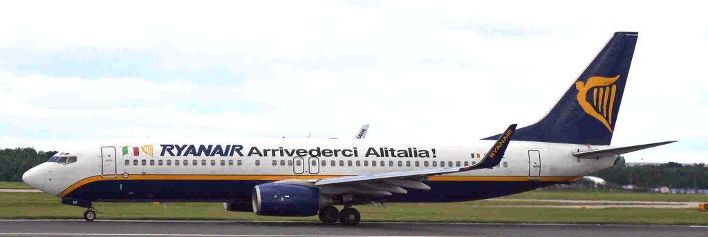 La imagen tiene un atributo ALT vacío; su nombre de archivo es aw-ryanair_ei-csz_b737-8as_arrivederci-alitalia.jpg
